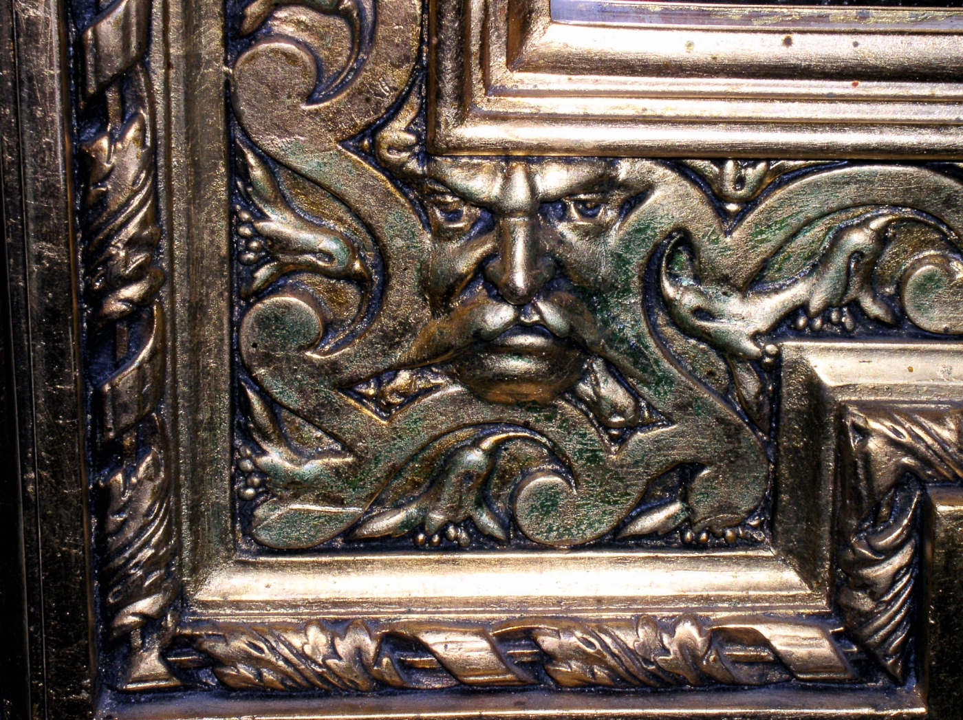 Maszkaron - detal ramy neorenesansowego lustra w sali balowej pałacu