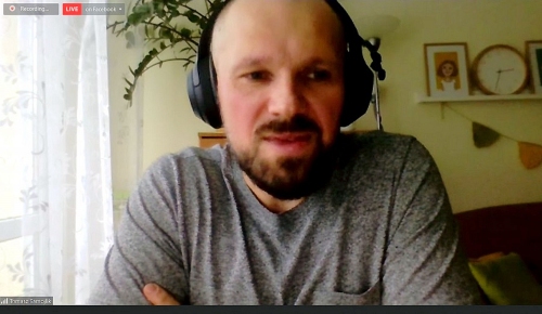 Screen przedstawia Tomasza Samojlika podczas prowadzenia szkolenia - autor ma na głowie słuchawki