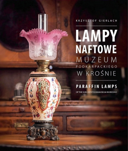 Zdjęcie przedstawia bogato zdobioną lampę naftową, po prawej stronie zamieszczony jest tytuł książki