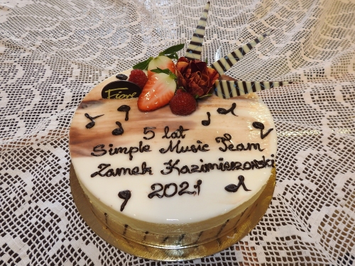 Tort z truskawkami i czekoladowy napis 5-lat zespołu Simple Music Team Zamek Kazimierzowski 2021