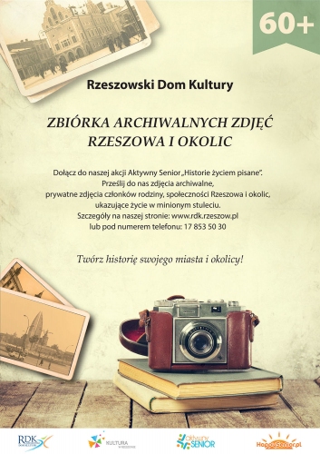 Na plakacie stary aparat fotograficzny w bordowej skórzanej oprawie stoi na dwóch starych książkach, w lewym górnym rogu ikonka 60+ oznaczająca, że akcja jest skierowana dla osób po 60 roku życia oraz małe stare zdjęcie ratusza Rzeszowskiego