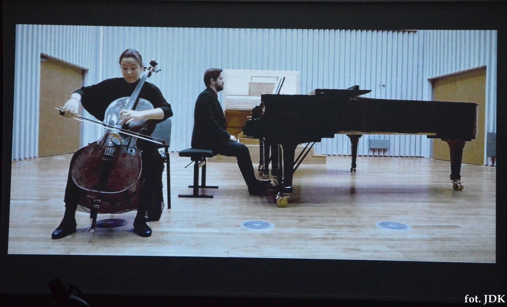 Na zdjęciu widać dwóch muzyków po lewej stronie kontrabasista a z tyłu pianista