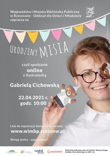Na plakacie uśmiechnięta autorka Gabriela Cichowska. W ręce trzyma małego pluszowego misia, jedno z okularów ma przysłonięte drugim misiem na górze plakatu widać kolorowe ozdoby takie jak na urodziny