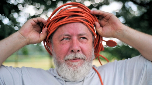 Bogdan Biernat z pomarańczowym kablem owiniętym wokół głowy jak turbanem.