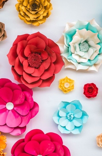 Papierowe kolorowe kwiaty wykonane podczas zajęć z papieroplastyki