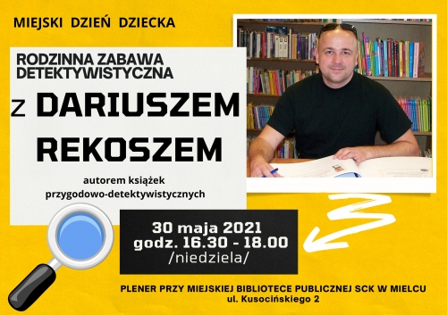 Autor Dariusz Rakosz ma przed sobą otwartą książkę za nim widać regał pełen książek, na plakacie informacje jak w tekście 