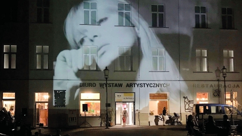 Wyświetlona na budynku BWA w Krośnie twarz młodej aktorki - wideomaping