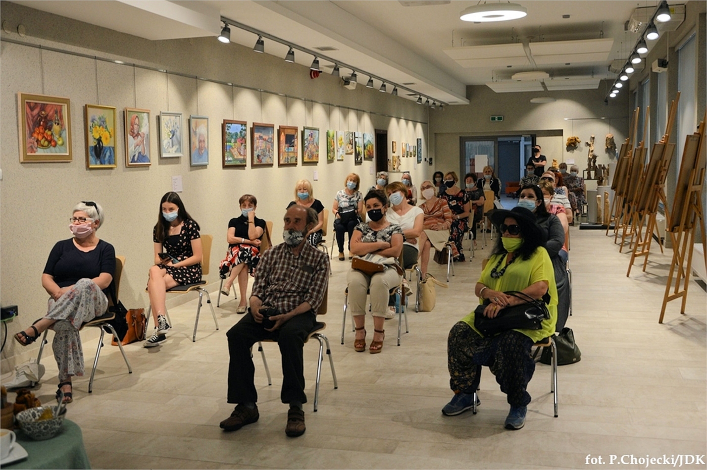 Zdjęcie ukazująca salę spotkania oraz wszystkich uczestników, którzy siedzą na krzesłach