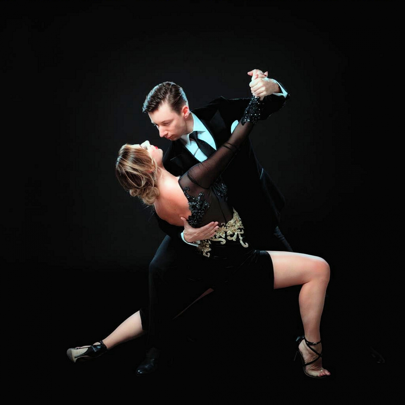 Para tańczy tango w charakterystycznej dla tego tańca pozie
