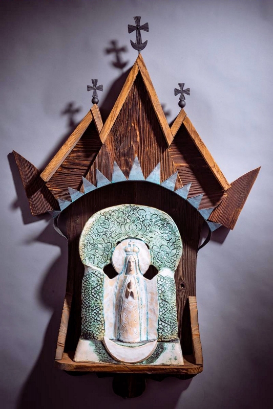 Drewniana kapliczka z Matką Bożą