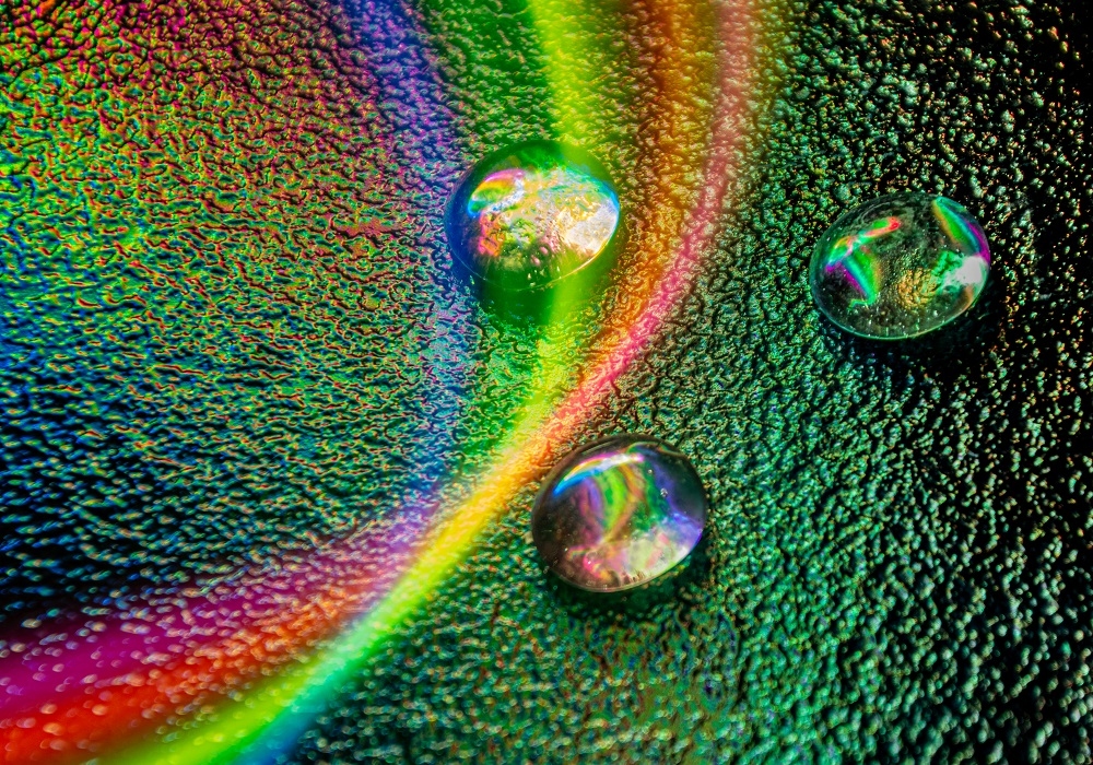 Krople wody na kolorowym tle