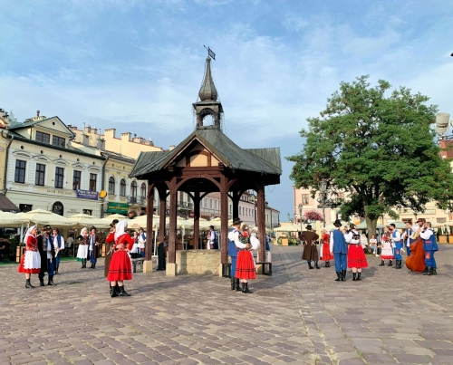 Zespół Bandoska w strojach ludowych tańczy na płycie Rynku Rzeszowskiego