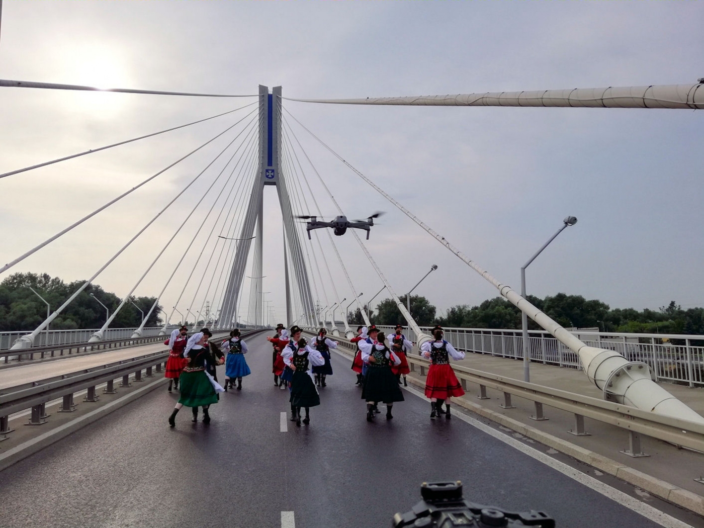 Zespół tańczy na moście imienia Tadeusza Mazowieckiego w Rzeszowie
