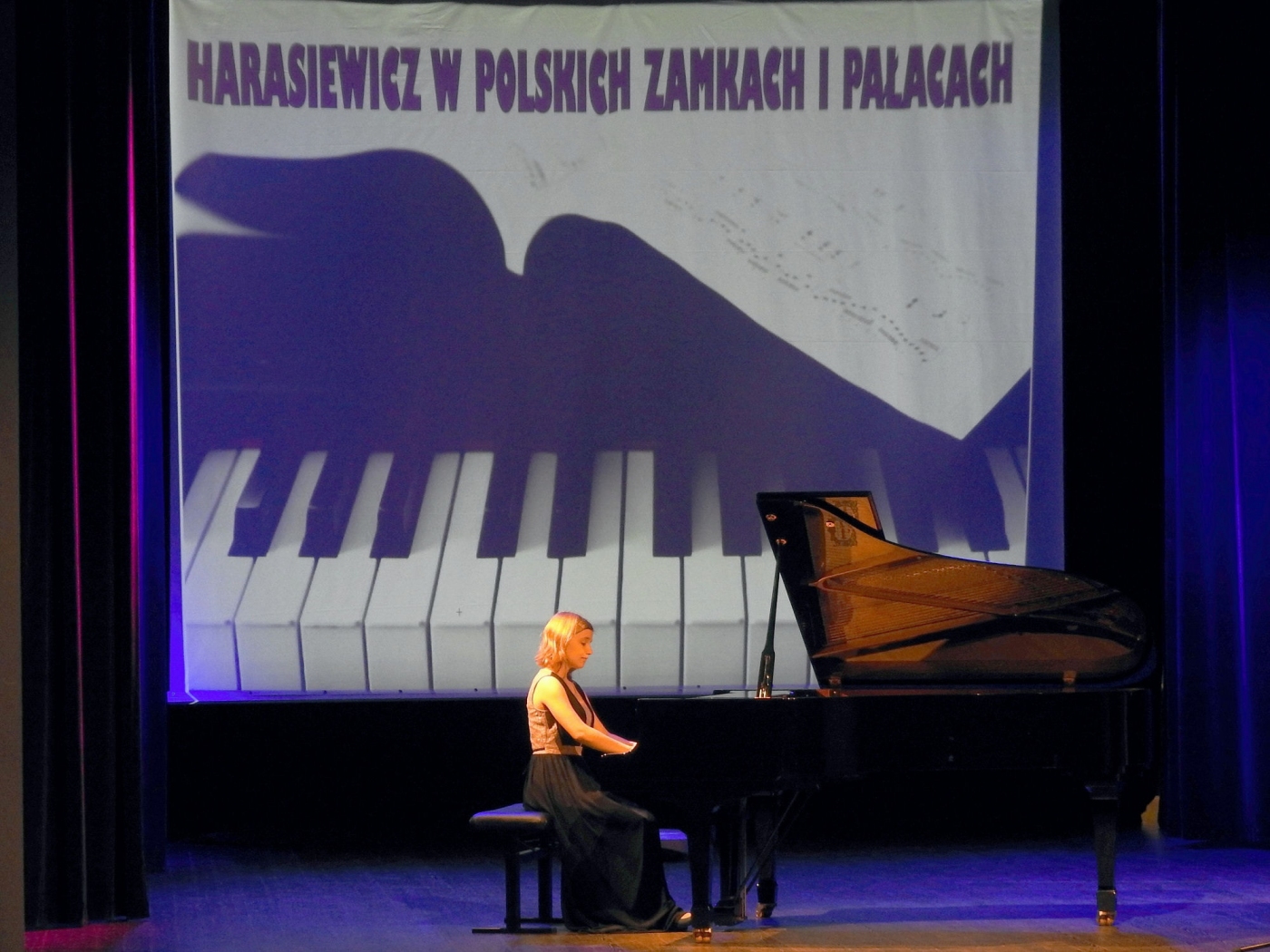 Na tej samej scenie dziewczyna gra na fortepianie