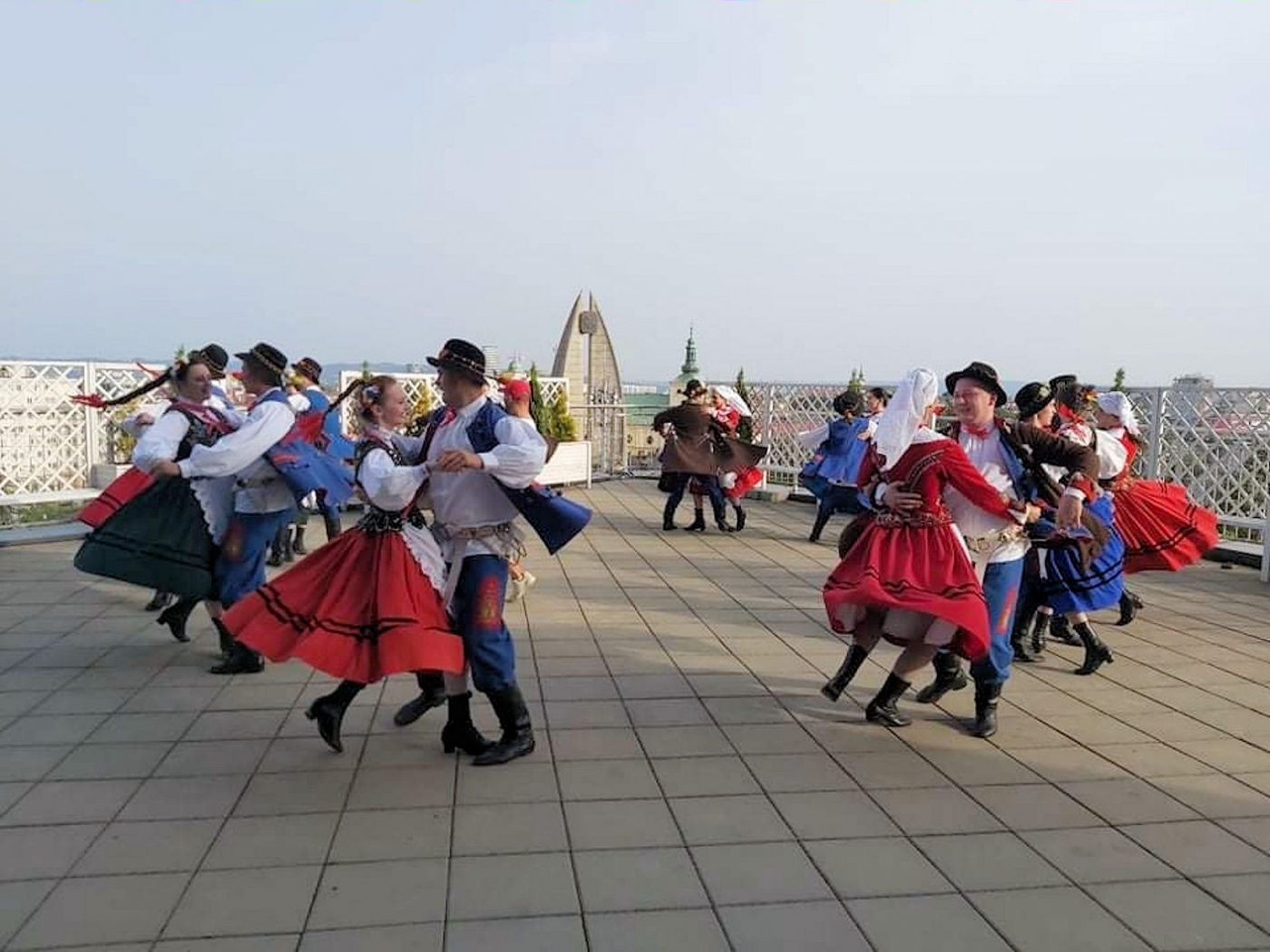 Zespół tańczy na punkcie widokowym hotelu rzeszów