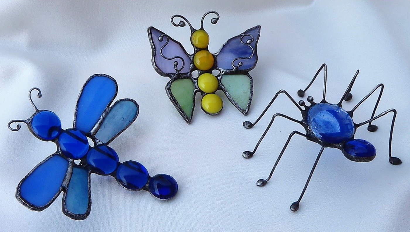 Rękodzieło wykonane ze szkła: dwa motyle i pająk w kolorach niebieskim i zółtym