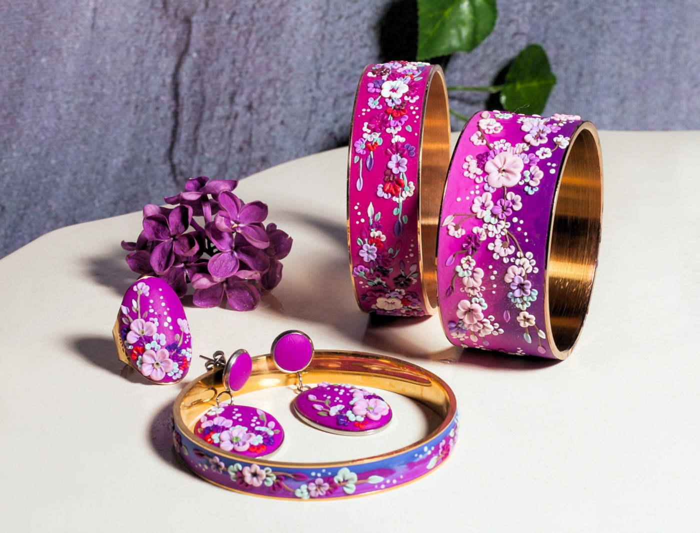 Ręcznie wykonana biżuteria w kolorach fioletowych z kwiatami obrączki, kolczyki i pierścionek