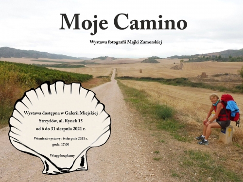 Zdjcęcie przedtsawia autorkę zdjęć z plecakiem siedzącą w trasie do Camino w tle pola i ziemia uprawna
