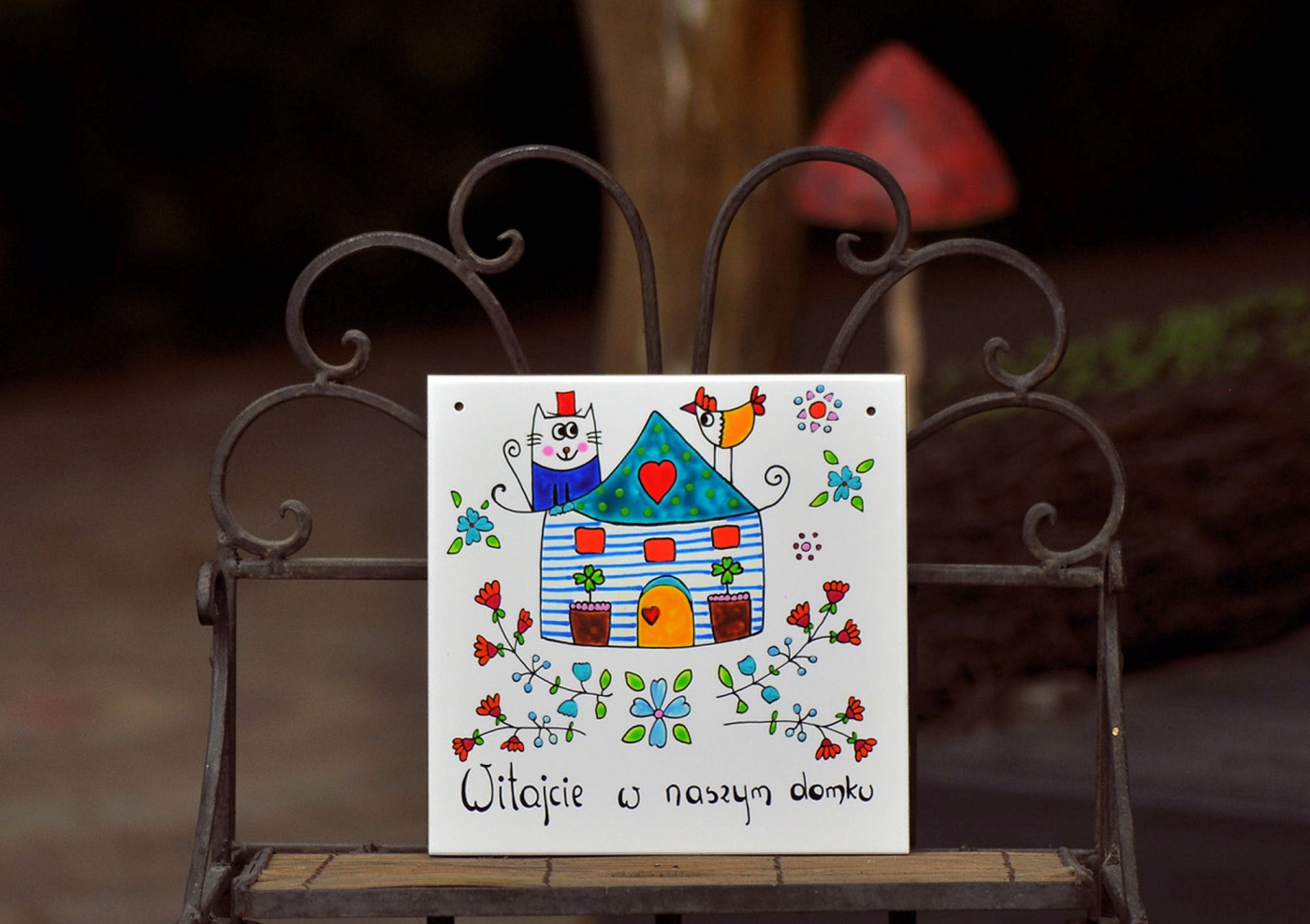 Ręcznie wykonana kartka z napisem witajcie w naszym domku. Kolorowy dom i ptaki.
