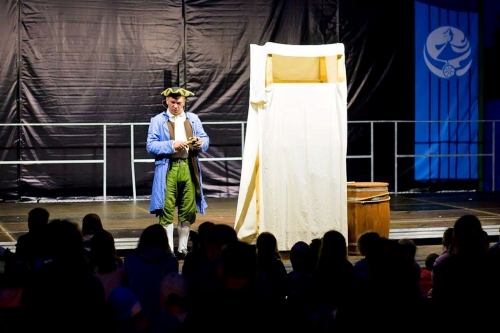 Na scenie aktor w kapeluszu w czapce żeglarza, korsarza w tle widać publiczność