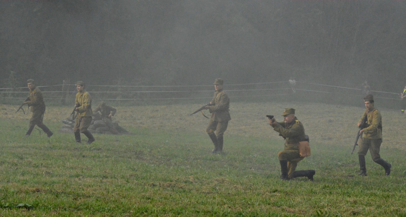 Na tym zdjęciu najprawdopodobniej druga strona walcząca inny żołnierze inne mundury.