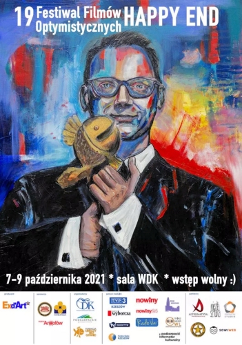 Na plakacie namalowany kolorowy portret dyrektora festiwalu Piotra Żukowskiego, który trzyma w rękach złotą rybę festiwalu.