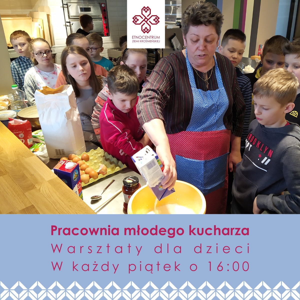 Kucharka w fartuchu wlewa mleko z kartonu do miski obok stoją gromadka dzieci - trwają warsztaty z gotowania