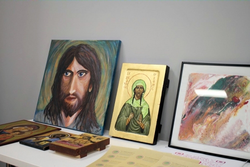 Kilka obrazów w tym twarz Chrystusa, kilka ikon leżą podczas prezentacji na stole