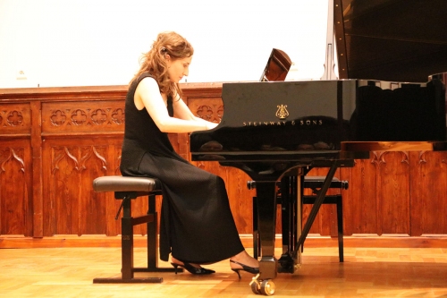 Karolina SItarz gra na fortepianie