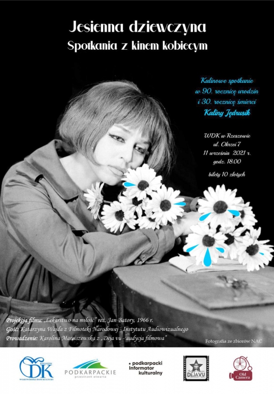 Czarno białe zdjęcie Kaliny Jędrusik zamyślona postać na stoliku przed nią leżą kwiaty
