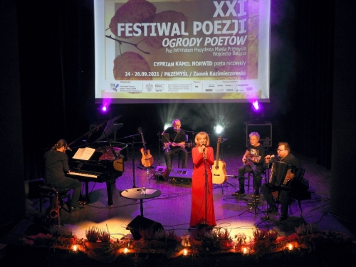 W czerwonej sukience śpiewa na scenie aktorka Katarzyna Żak