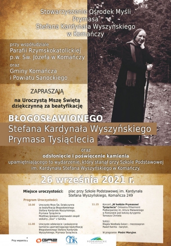 Czarno-białe zdjęcie kardynała Wyszyńskiego jak wędruje lasem oparty o laskę zrobioną z gałęzi i podstawowe dane