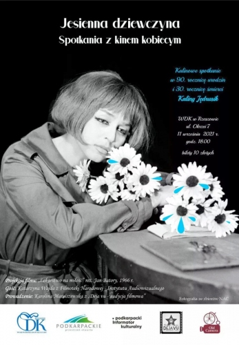 Na plakacie zdjęcie Kaliny Jędrusik oparta o stolik przed nią białe kwiatki