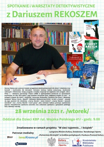 Na zdjęciu prowadzący warsztaty Dariusz Rekosz w czarnym T-shercie oraz podstawowe dane na plakacie