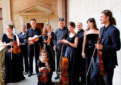 Na zdjęciu ubrani na czarno muzycy z instrumentami smyczkowymi: skrzypce, oraz wiolonczela
