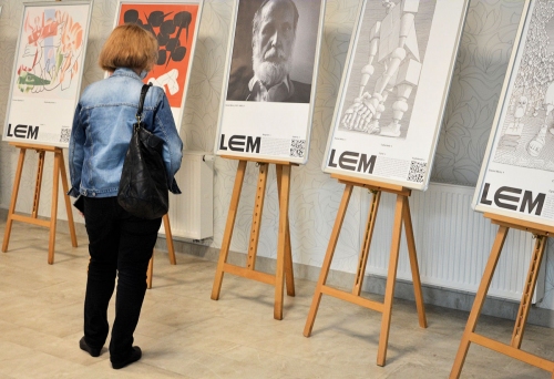 Wystawa Stanisława Lema podczas pokazów oraz jedna Pani która zwiedza wystawę
