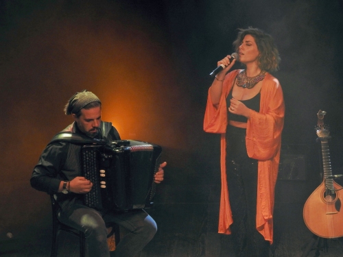 Na scenie śpiewaczka z mikrofonem w ręku obok siedzi akordeonista