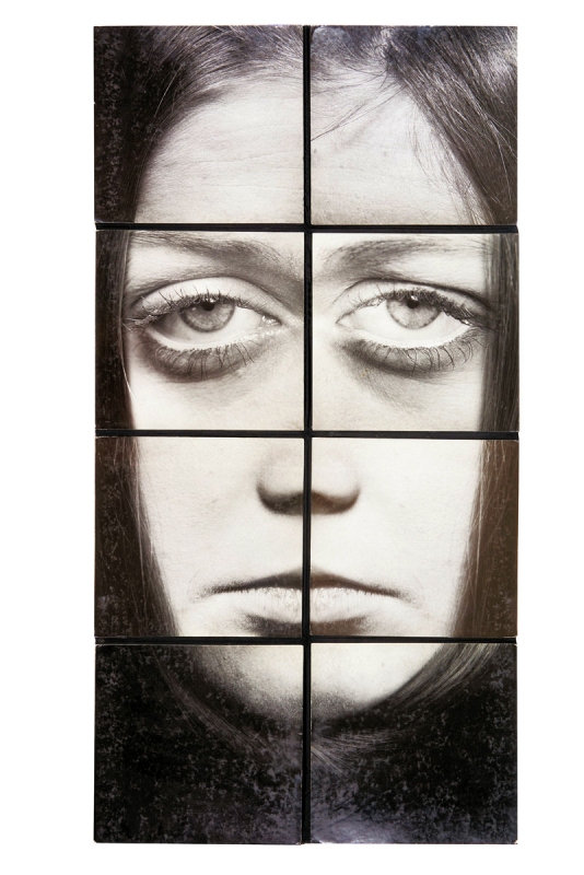 Portret smutnej twarzy kobiety również podzielony na małe kwadratu tworzące cały plakat