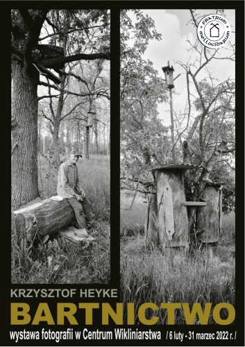 Dwa czarno-białe zdjęcia obok siebie. Po lewej stronie w lesie na zwalonym grubym kawałku drzewa siedzi starszy mężczyzna. Po prawej stronie widać las. Na plakacie podstawowe informacje.