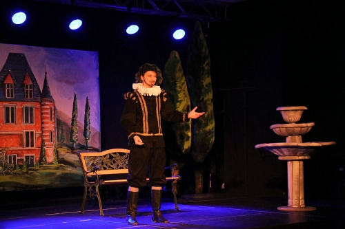 Aktor w stroju Hamleta stoi na scenie i gestykuluje