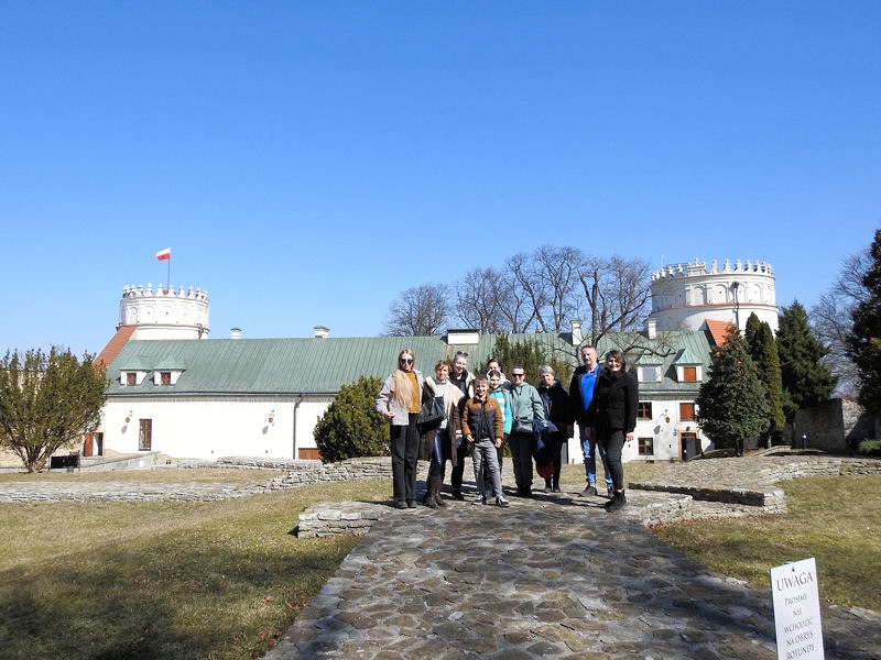 Zdjęcie grupowe na tle zamku Kazimierzowskiego w Przemyślu 