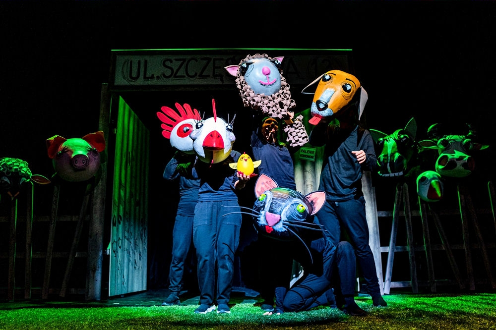 Na sama scena teatralna tym razem maski zwierząt są animowane przez aktorów