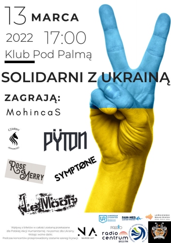 W centrum plakatu widać dużą dłoń ułożoną w znak wiktoria w niebiesko-żółtych barwach Ukrainy. Duży napis Solidarni z Ukrainą