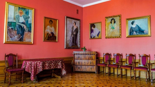 Sala muzeum przedstawia wiszące na ścianie obrazy Ignacego Pinkasa w Pałacyku Oborskich