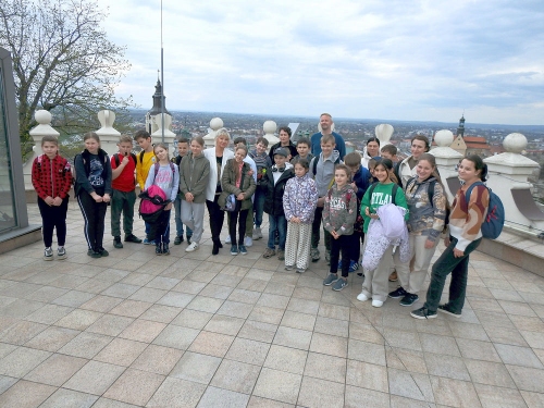 Zdjęcie grupowe na punkcie widokowym w tle widać krajobraz Przemyśla