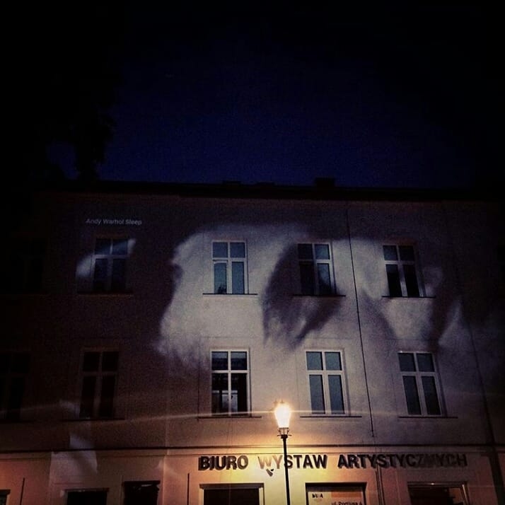 Budynek BWA w Krośnie nocą na nim rzut twarzy slide.