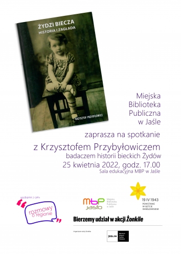 Plakat do wydarzenia przedstawia okładkę książki. Czarno-białe archiwalne zdjęcie na drewnianym krześle siedzi mała dziewczynka
