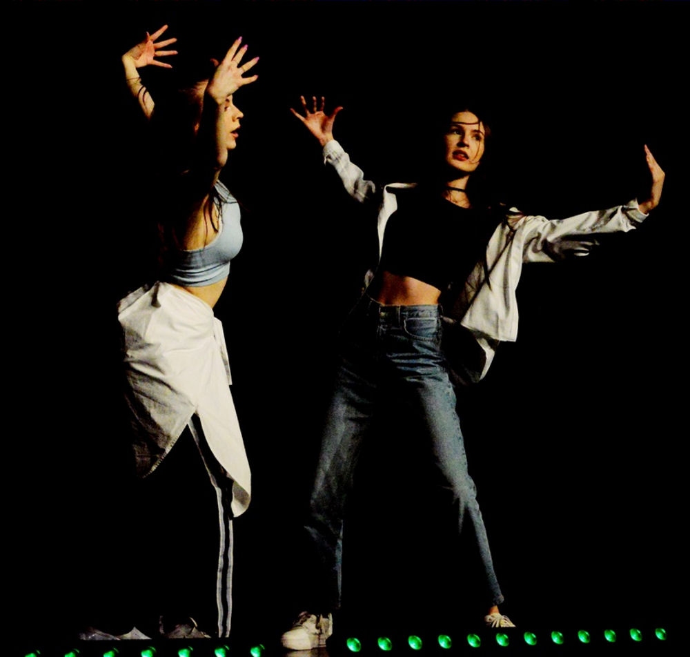 Dwie dziewczyny tańca taniec nowoczesny