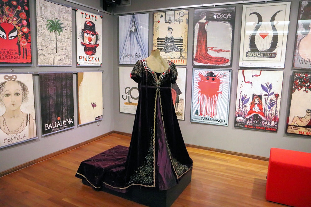 Pięknie zdobiona suknia na środku sali wystawowej