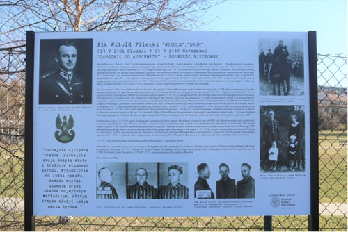 Na zdjęciu tablica informacyjna dotycząca pułkownika Witolda Pileckiego oraz jego zdjęcie w mundurze
